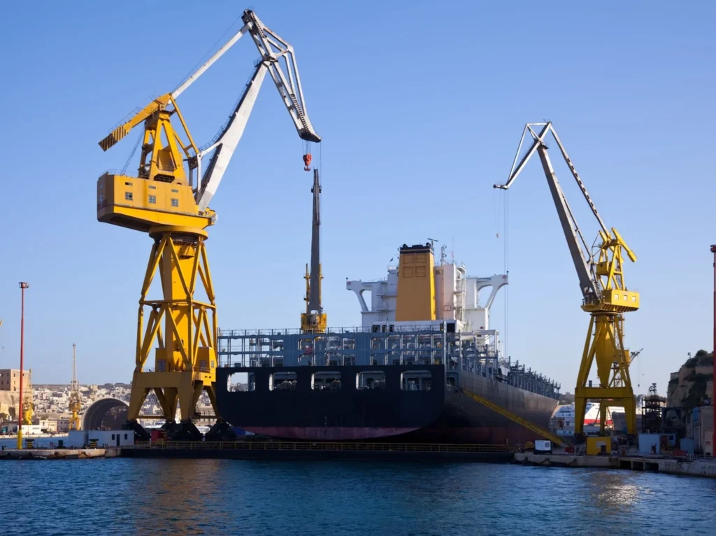 Limpieza industrial en planta de producción.